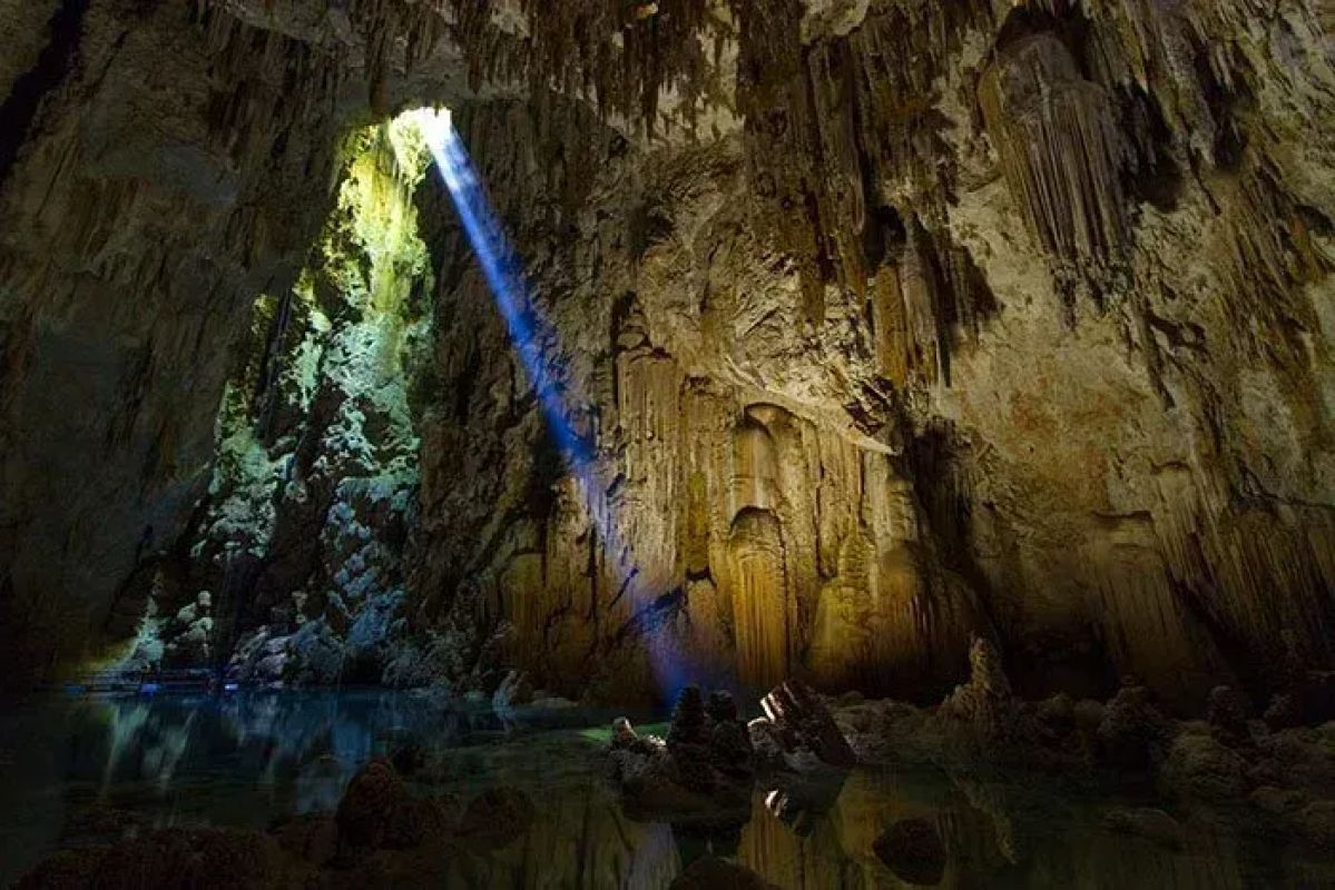 Fenômeno raro de luz natural ilumina caverna em Bonito; veja vídeo