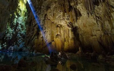 Fenômeno raro de luz natural ilumina caverna em Bonito; veja vídeo